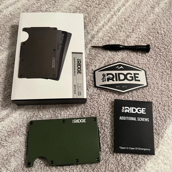 Ridge Green Wallet with Accessories - Picture 1 of 2